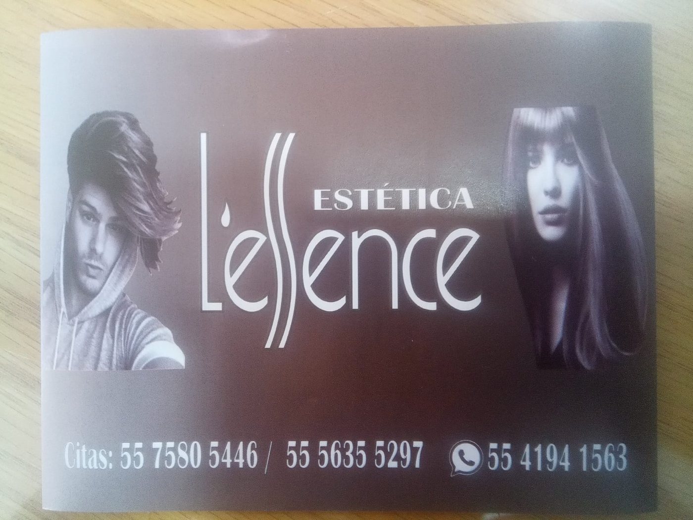 Tarjeta de Estética L'essence con teléfonos de contacto